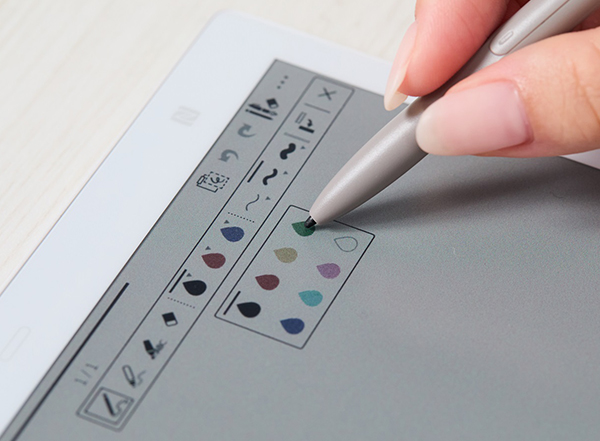電子ペーパー「クアデルノ」カラーモデルを発表 ～薄さ、軽さ、書き心地そのままにカラー表示対応により利便性が向上～ :  富士通クライアントコンピューティング