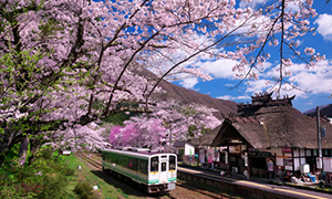 「福島県　桜の湯野上温泉駅」など、春の風景壁紙を公開！
